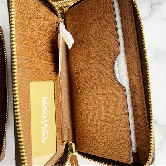 Sale‼️‼️Michael Kors Phone Wristlet Wallet - Picture 7 of 8